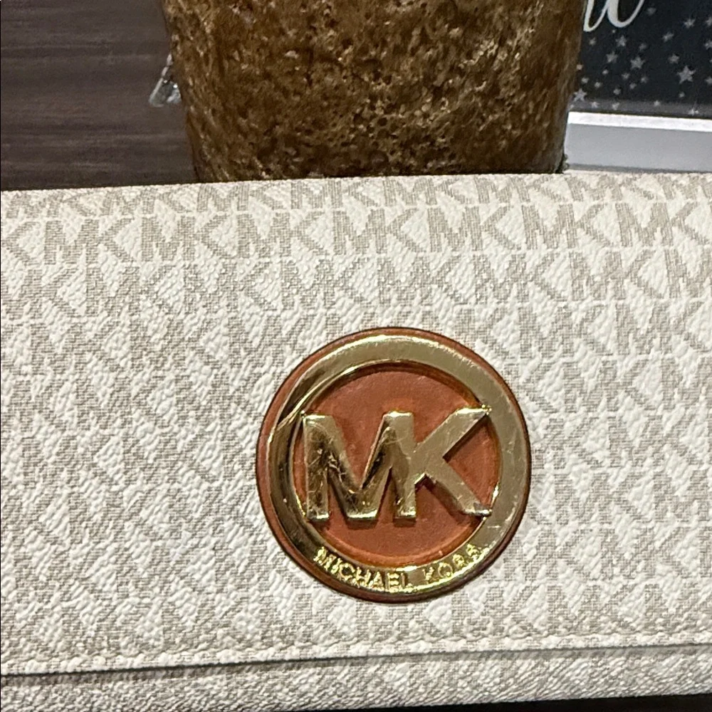 Michael Kors Beige Monogram Wallet - Picture 3 of 15